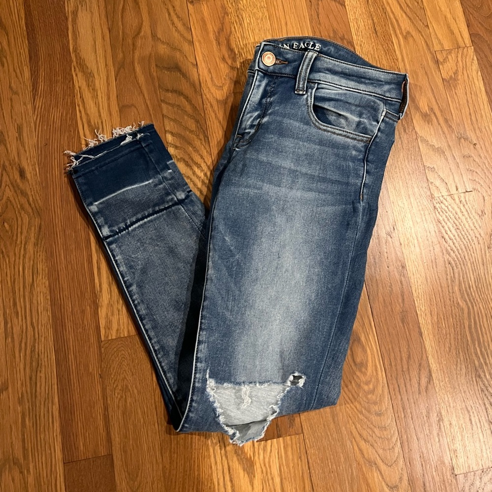 American Eagle Jeans - ripped knees - size 6